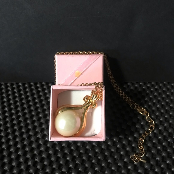 Guess Wallet/Pearl like Necklace - Picture 6 of 8
